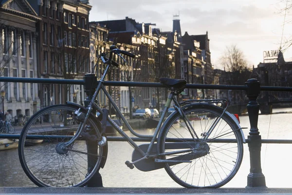 Klovenier Burgwal Canal in Amsterdam — Stock fotografie