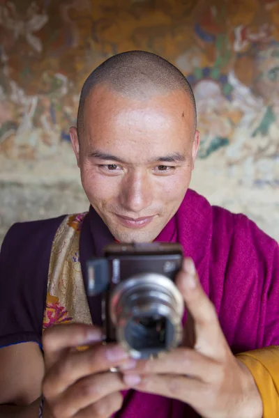カメラ、ブータンを持った聖職者 ストック写真