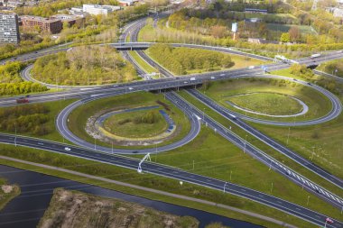 Amsterdam yakınlarında, Hollanda 'da. Yol kesişimlerinin hava görüntüsü