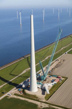 Kuzey Hollanda, Hollanda, Hollanda 'da rüzgar türbini yapımının hava görüntüsü