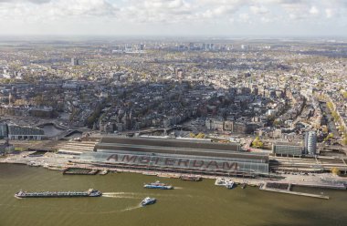 Amsterdam Merkez Tren İstasyonu, Hollanda ile Amsterdam 'ın hava görüntüsü