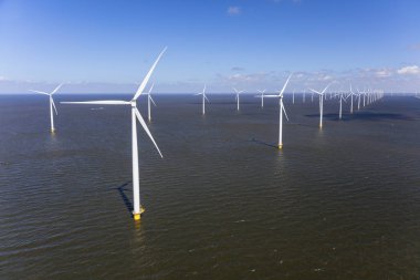 Kuzey Hollanda, Hollanda 'da denizdeki rüzgar türbinlerinin hava görüntüsü