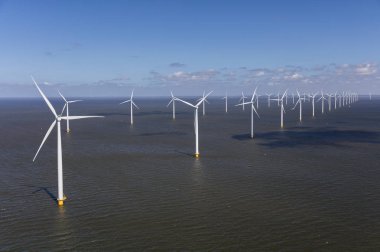 Kuzey Hollanda, Hollanda 'da denizdeki rüzgar türbinlerinin hava görüntüsü