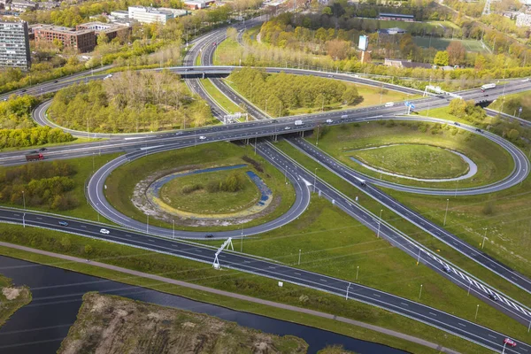 Amsterdam yakınlarında, Hollanda 'da. Yol kesişimlerinin hava görüntüsü