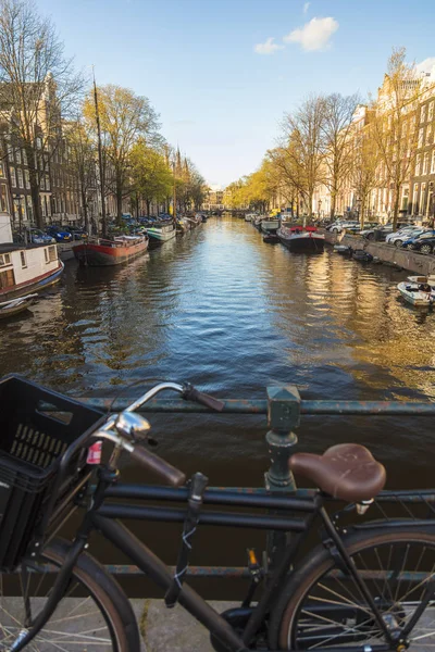 Jízdní Kolo Mostě Přes Kanál Centru Amsterdamu Nizozemsko — Stock fotografie