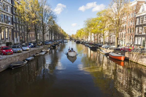 Amsterdam 'ın merkezinde, Hollanda' da bir tekne.