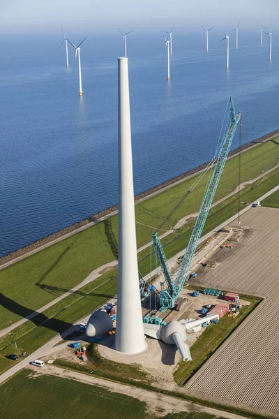 Kuzey Hollanda, Hollanda, Hollanda 'da rüzgar türbini yapımının hava görüntüsü