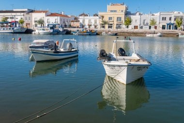 Tavira 'da balıkçı tekneleri; Doğu Algarve; Portekiz
