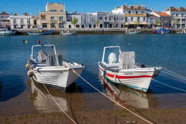 Tavira 'da balıkçı tekneleri; Doğu Algarve; Portekiz