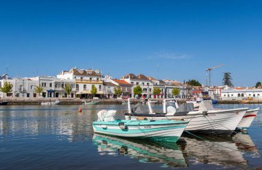 Tavira 'da balıkçı tekneleri; Doğu Algarve; Portekiz