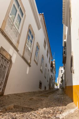 Tavira, Algarve, Portekiz 'in dar kaldırımlı sokakları