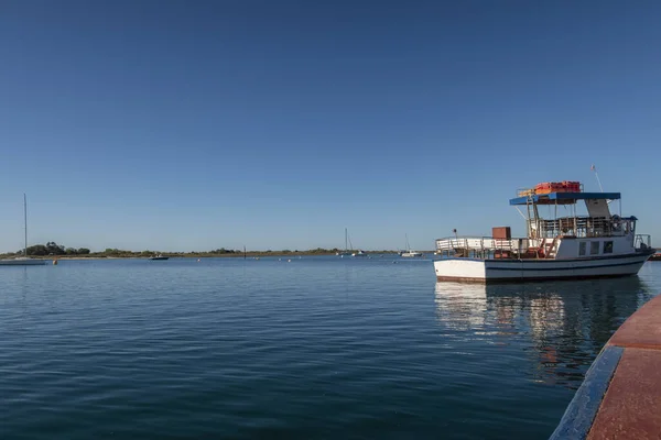 Łódź Turystyczna Zacumowana Rzece Gilao Niedaleko Taviry Algarve Portugalia — Zdjęcie stockowe