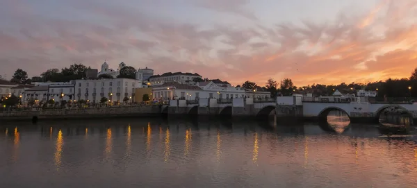 ポルトガルの東アルガルヴェ州タビラのギラオ川にかかるローマ橋の上の夕日 — ストック写真