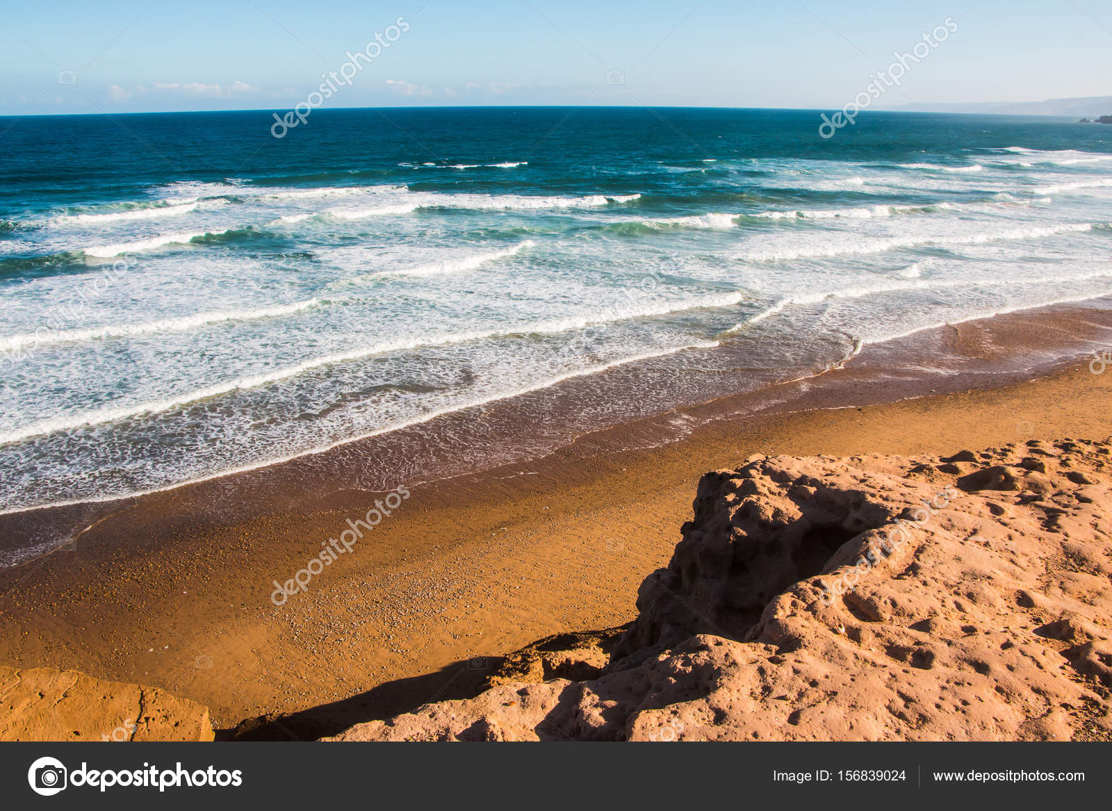 Littoral Des Vagues Et Plage Avec Du Sable Jaune Et Galets