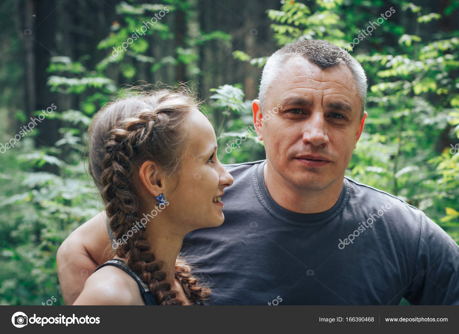 Взрослый и молодая девушка Взрослый и молодая девушка