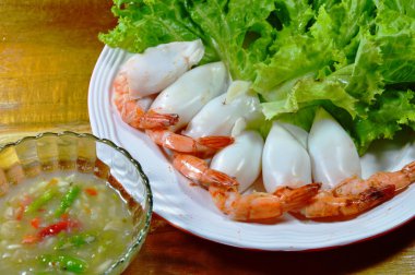 karides dolması kalamar ile baharatlı ve ekşi sos daldırma kokteyl