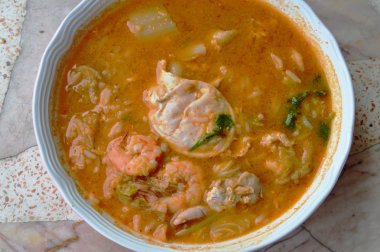 pirinç lapası yumurta ve baharatlı çorba deniz ürünleri ile