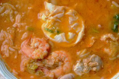 yumurta ve kupa baharatlı çorba deniz ürünleri ile haşlanmış pirinç