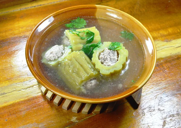 Gorzkie ogórki nadziewane Kotlet wieprzowy w gorącej zupy na miski — Zdjęcie stockowe