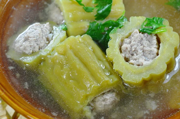 Cetriolo amaro costoletta di maiale ripiena in zuppa calda sulla ciotola — Foto Stock