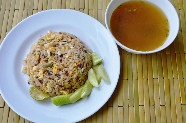 Stekt blandat vita och bruna ris med krabbkött och soppa — Stockfoto