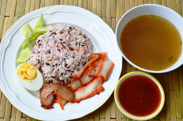 Daging babi merah panggang dengan saus dengan nasi coklat dan sup — Stok Foto
