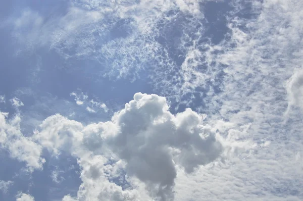 Cloud drift on sky in sunny day — Stock Photo, Image