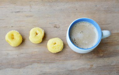 Mini donuts ve süt kahve Kupası