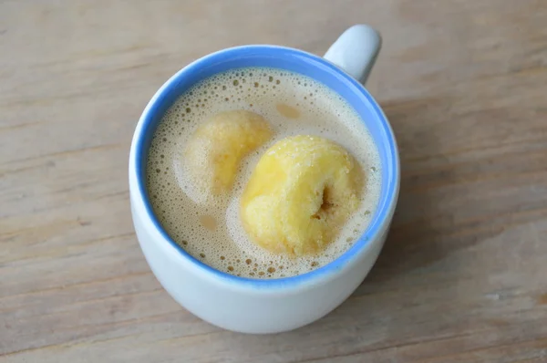 Mini beignets flottant dans le café — Photo