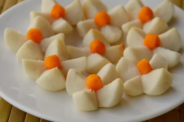 Biscoitos de pão curto tailandês parecem flores no prato — Fotografia de Stock