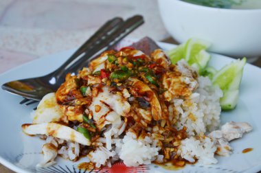 pişmiş pirinç tavuk çorba sosu soya fasulye sosu ile