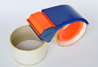 Teyp yayıcı mühür kutusu beyaz arka plan üzerinde