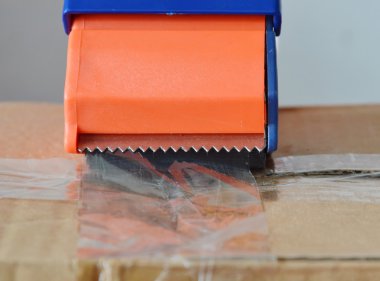 Teyp yayıcı mühür kahverengi kutusu üzerinde göndermek için