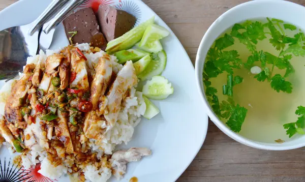 Ris kokt med kyllingsuppe som forbinder soyasaus – stockfoto