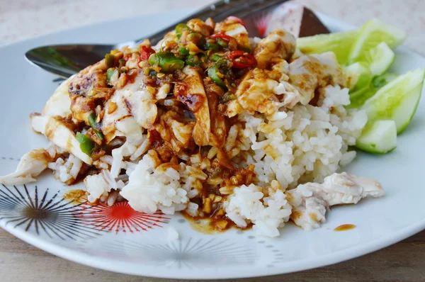 तांदूळ चिकन सूप ड्रेसिंग सोया बीन सॉससह वाफ — स्टॉक फोटो, इमेज