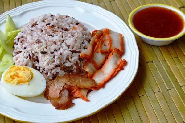Carne de cerdo roja asada en arroz integral sumergiendo salsa dulce — Foto de Stock