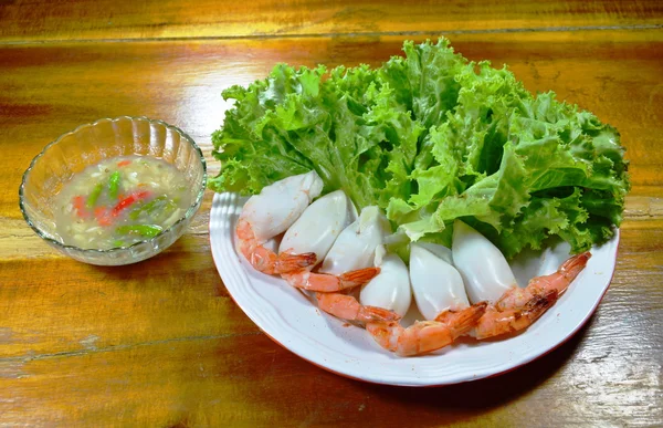 Креветки фарширований кальмаровий коктейль, що занурюється з гострим і кислим соусом — стокове фото
