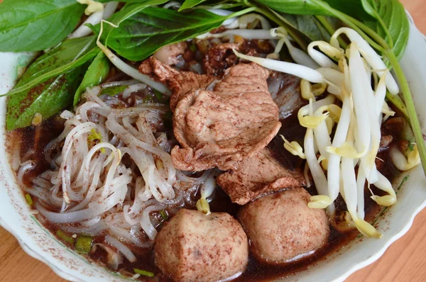 Macarrão fino com bola de porco em sopa marrom na tigela — Fotografia de Stock