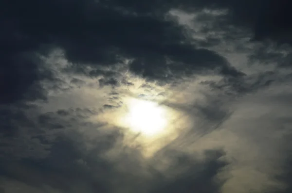 Slunce za temný mrak vypadá jako oko na obloze — Stock fotografie