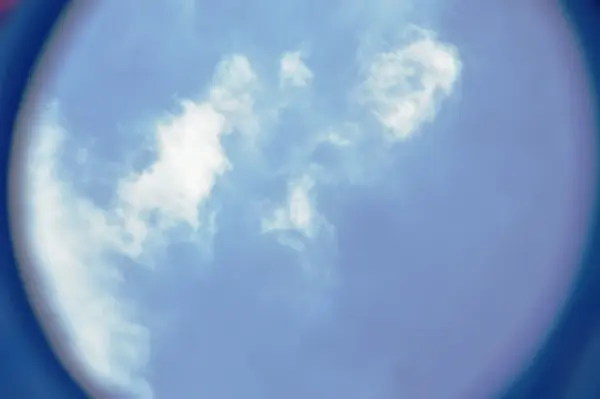 Reflexion von Wolke und Himmel auf Spiegel — Stockfoto