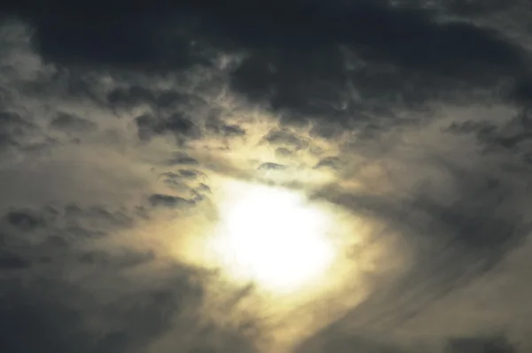 Slunce za temný mrak vypadá jako oko na obloze — Stock fotografie