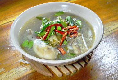 tavuk budu Tom Yum Tay baharatlı çorba kase üzerinde