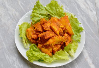 kızarmış somon köri Yapıştır plaka üzerinde ilave edin