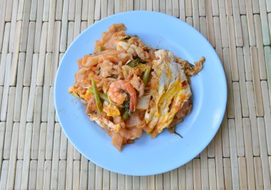 Kızarmış şehriye büyük deniz ürünleri ve yumurta sukiyaki soslu çanak üzerinde ilave edin