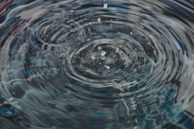 siyah arka plan üzerine dalga su damlasına