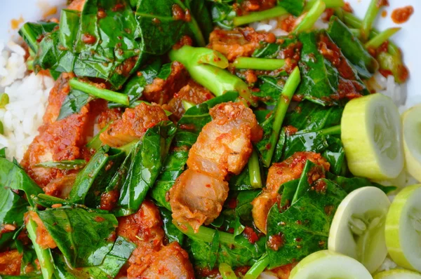 Baharatlı köri pirinç kızarmış Çince lahana ve gevrek domuz eti ilave edin