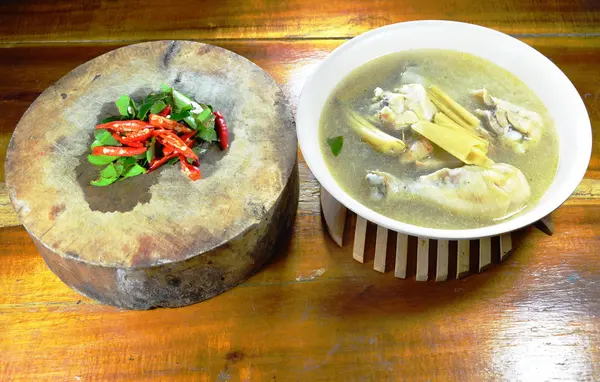 Jambe de poulet épicée et aigre soupe et épice sur bloc de coupe en bois — Photo