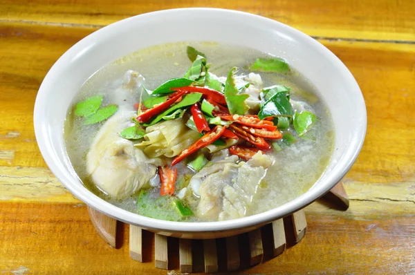 Pierna de pollo sopa picante y agria en el tazón — Foto de Stock