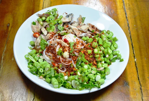 Vinaigrette de salade de maquereau aux nouilles de riz sauce aigre-épicée — Photo