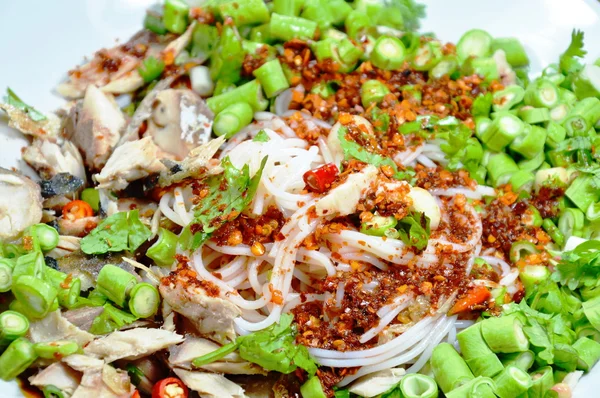 Vinaigrette de salade de maquereau aux nouilles de riz sauce aigre-épicée — Photo